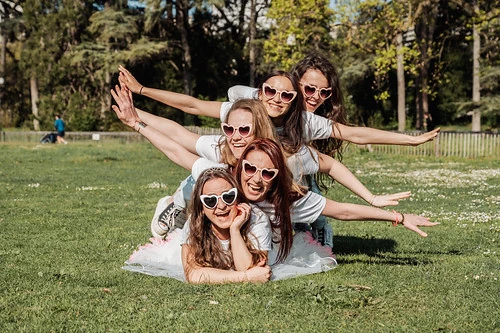 groupe de filles evjf empilees en plein air style koh lanta evjf lyon souriantes