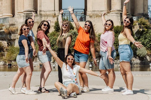 groupe de femmes en evjf style koh lanta a montpellier posant en plein air avec les bras leves