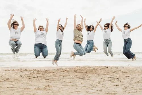 groupe de femmes en evjf koh lanta a montpellier sautant en meme temps sur la plage dans une ambiance joyeuse
