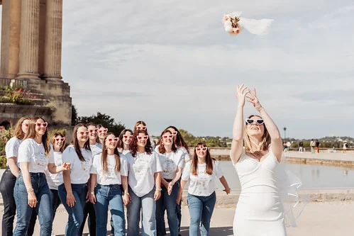 future mariee lançant son bouquet devant ses amies pendant un evjf à montpellier