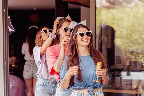amies portant des lunettes en forme de cœur et tenant des verres pendant un evjf à montpellier