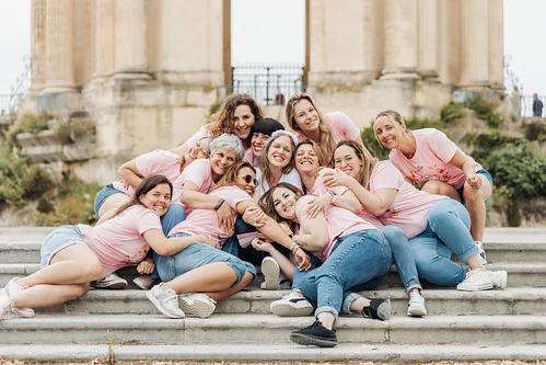 groupe de femmes souriantes en t-shirts roses posant ensemble