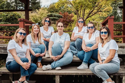 groupe de femmes lors d un evjf à nantes posant ensemble dans un parc en tenue décontractée