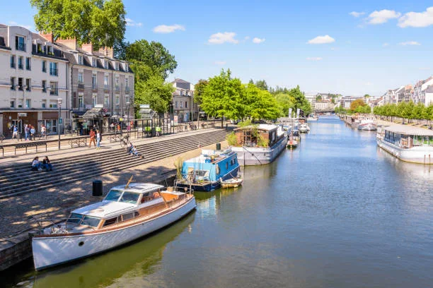 vue des quais de nantes par une journee ensoleillee avec bateaux et terrasses au bord de l erdre