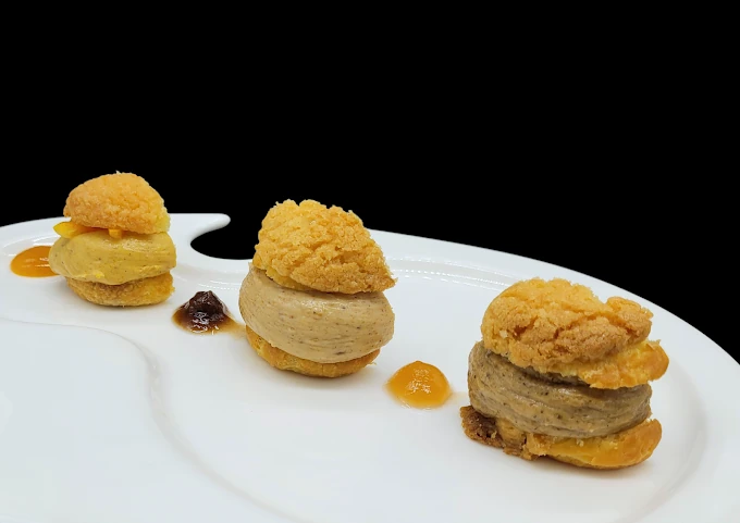 choux garnis à la crème présentés sur une assiette gastronomique dans un restaurant evjf à nantes
