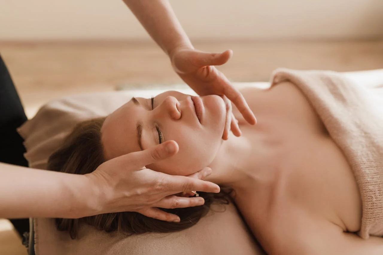 Massage du visage doux et apaisant pour un moment de bien-être entre copines