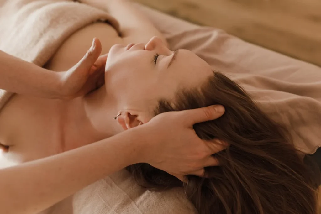 Massage crânien relaxant à domicile pour future mariée et ses amies