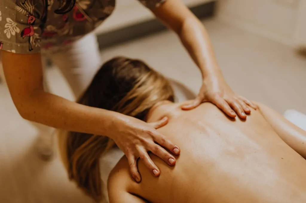 Massage relaxant du dos sur table réalisé dans une ambiance cocooning