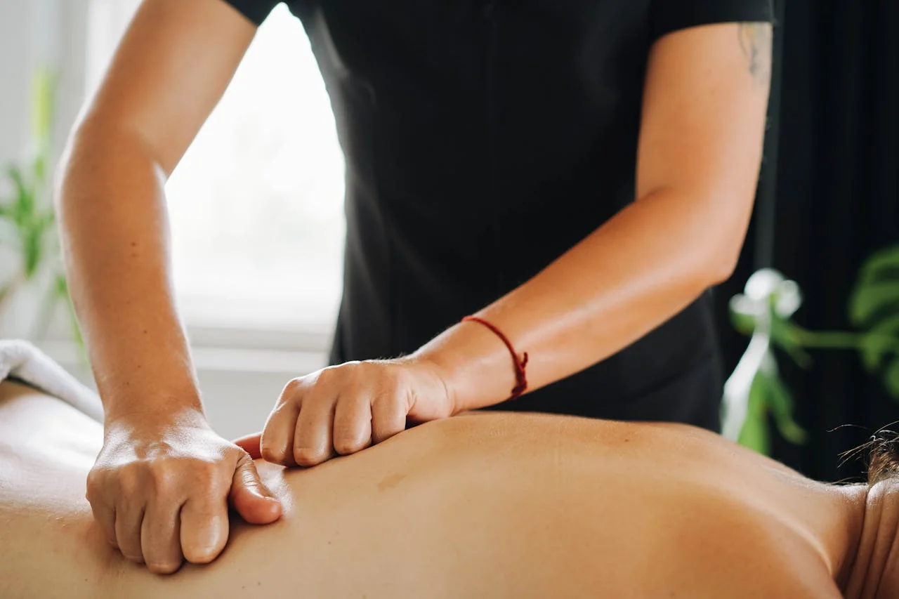 Massage du dos réalisé par une praticienne professionnelle à domicile pendant un EVJF à La Rochelle
