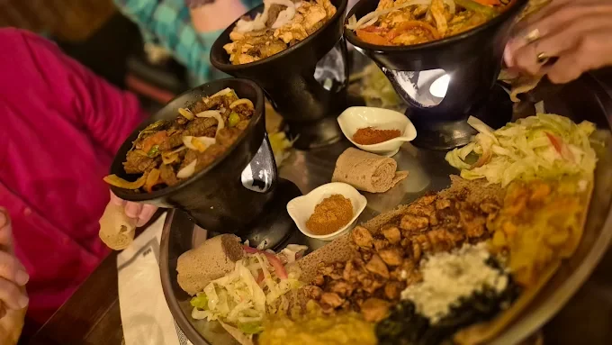 plat ethiopien partage entre amies dans un restaurant evjf à nantes avec legumes epices et injera