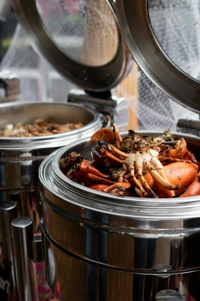 Plateau de fruits de mer frais avec crabes servis dans un buffet raffiné