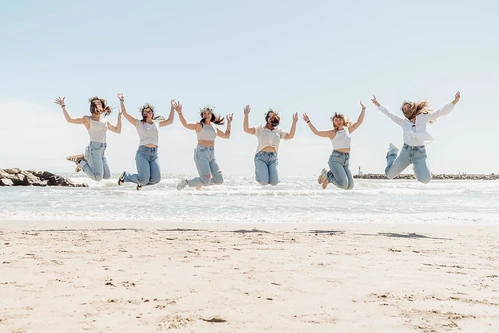 groupe de filles en jean sautant sur la plage pendant un evjf a montpellier