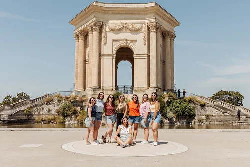 groupe de femmes posant devant le chateau d'eau du peyrou à montpellier pendant un evjf