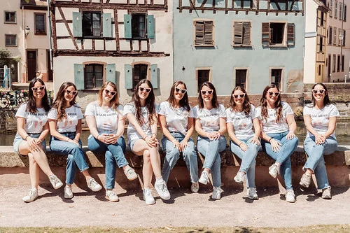 groupe de femmes assises au bord de l’eau