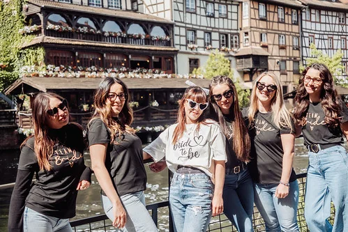 groupe de femmes participant au rallye des copines city game evjf à strasbourg dans le quartier de la petite france