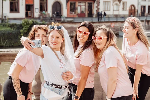 la future mariée et ses amies prennent un selfie