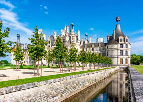 Vue du château de Chambord sous un ciel bleu, lieu emblématique à découvrir lors d’une visite des châteaux de la Loire 