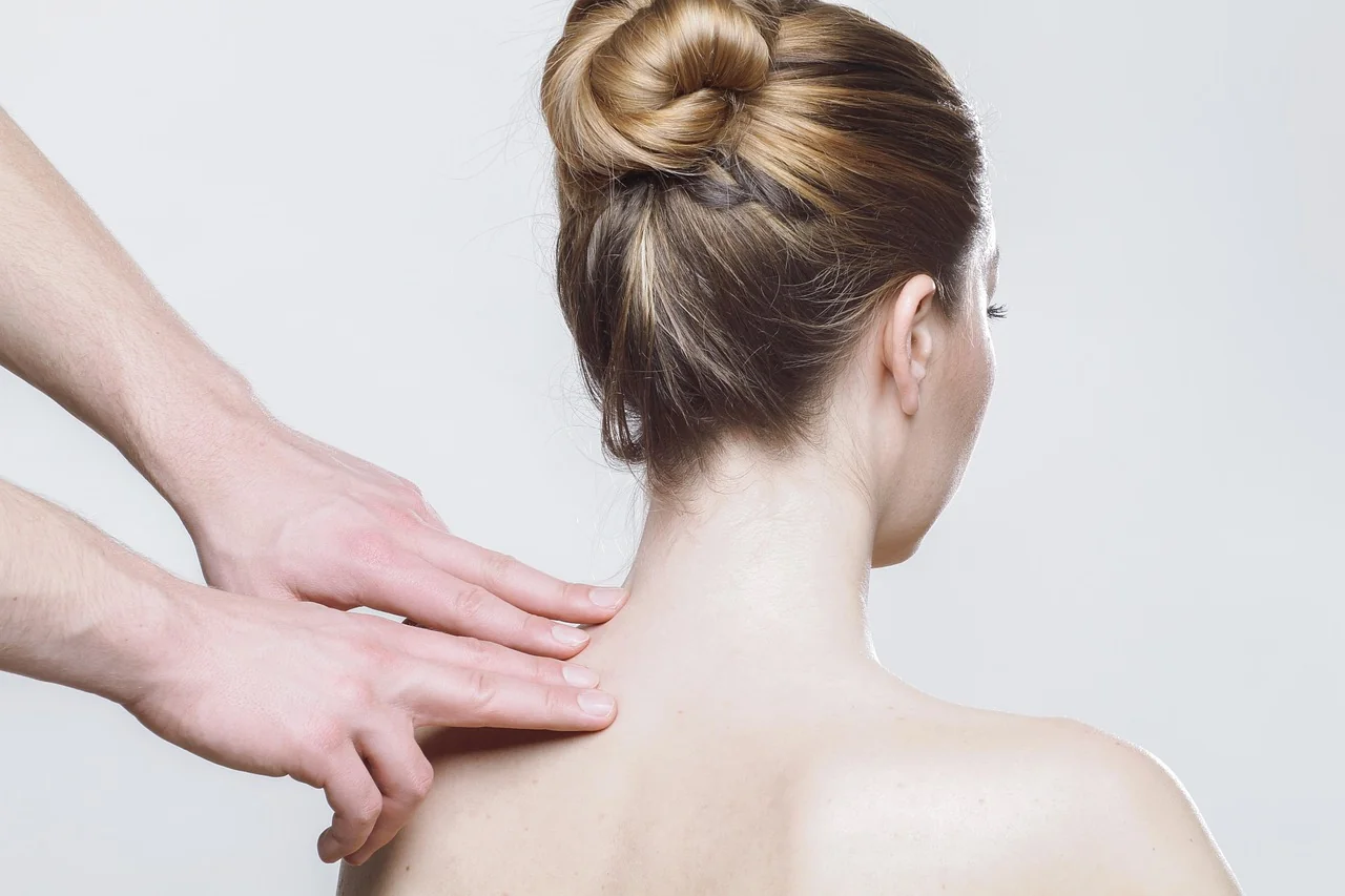 Massage du cou et des épaules par un professionnel pour soulager les tensions