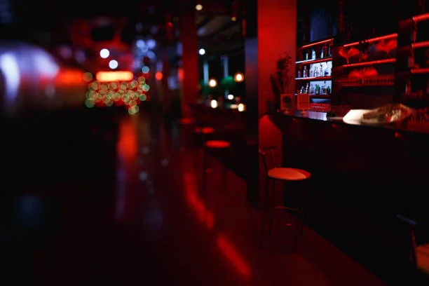 interieur d un bar a dijon eclaire en rouge ideal pour un evjf avant de decouvrir les 10 bars pour sortir a dijon pendant un evjf
