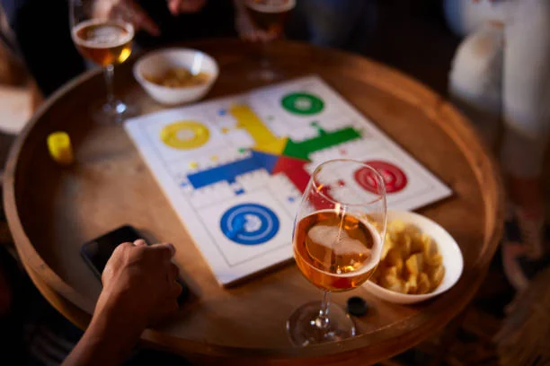 verres de biere et jeu de societe sur une table dans un bar a dijon pendant un evjf avant de decouvrir les 10 bars pour sortir a dijon pendant un evjf