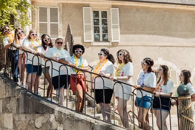 Groupe d’amies posant sur un escalier en pierre 