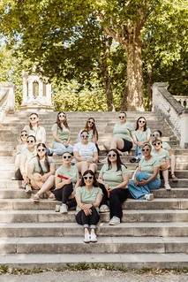 Groupe d’amies assises sur les marches d’un parc à Dijon lors d’un EVJF, illustration de l’article 10 bonnes raisons de faire un EVJF à Dijon