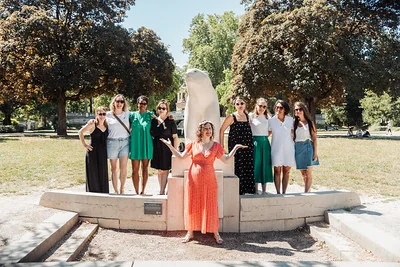 Groupe d’amies posant dans un jardin de Dijon autour d’une statue, illustrant l’article 10 bonnes raisons de faire un EVJF à Dijon