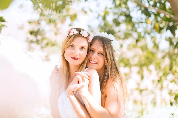 deux femmes portant des couronnes de fleurs