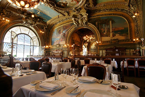 salle d un restaurant gastronomique parisien au decor baroque
