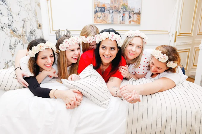 groupe de femmes portant des couronnes de fleurs