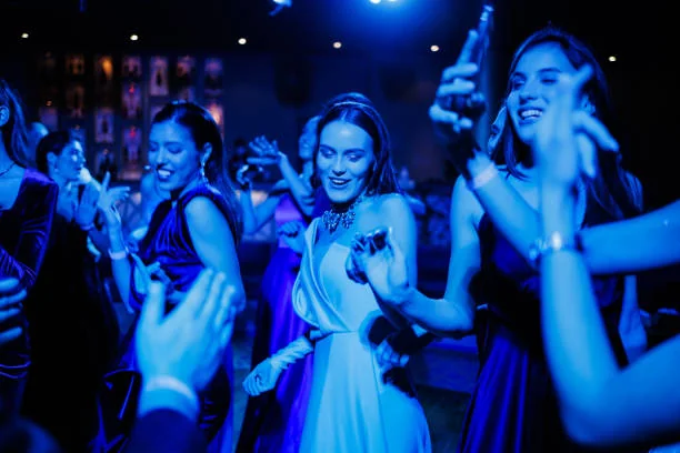 Femmes dansant dans une boîte de nuit à Lille, illustrant les 10 endroits où sortir à Lille pendant un EVJF.