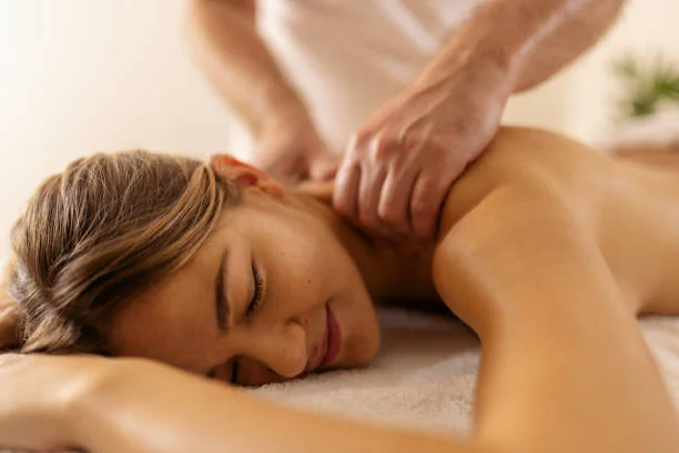 Femme recevant un massage relaxant dans un spa à Lille, illustrant les 10 endroits où sortir à Lille pendant un EVJF.