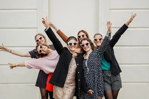 groupe de femmes souriantes portant des lunettes coeur posant ensemble pendant un evjf a nantes
