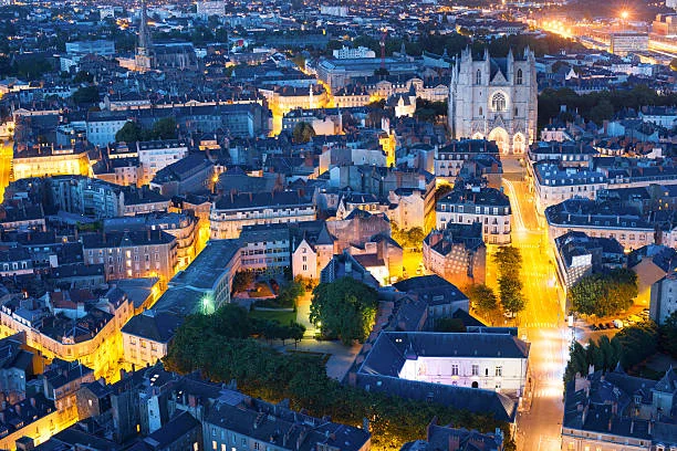vue aerienne nocturne de nantes avec la cathedrale eclairee pendant un evjf en centre ville