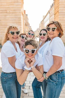 groupe de femmes celebrant un evjf a dijon souriantes et posees dans une rue du centre pour illustrer les 10 idees originales pour un evjf a dijon