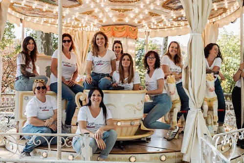 groupe de femmes celebrant un evjf a dijon souriantes sur un manege illumine illustrant les 10 idees originales pour un evjf a dijon