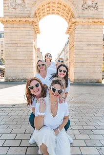 groupe de femmes posant devant larc de triomphe de la ville
