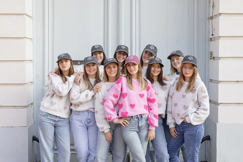 groupe de femmes en pull a coeur posant ensemble pendant un evjf a lille