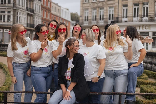 groupe de femmes riant ensemble pendant un evjf a lille dans le centre ville