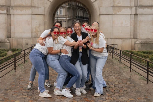 groupe de femmes posant et riant sous une arche 