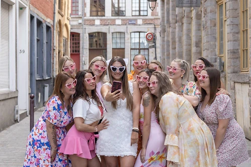 groupe de femmes prenant un selfie pendant un evjf dans une rue du vieux lille