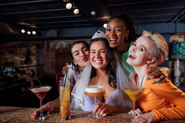groupe de femmes autour de cocktails dans un bar