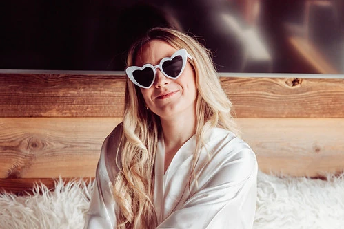 Femme souriante portant des lunettes en forme de cœur pendant un EVJF à Nantes