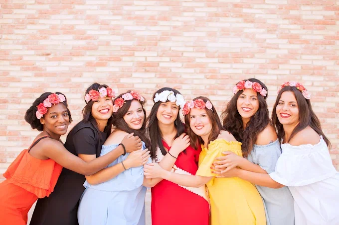 Groupe de femmes souriantes portant des couronnes de fleurs lors d’un EVJF à Dijon, illustrant les 10 meilleurs restaurants pour un EVJF à Dijon.
