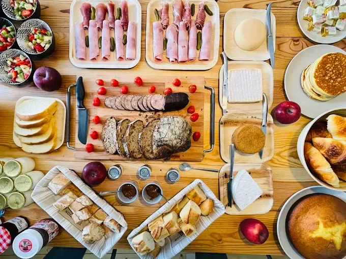 Table de brunch gourmand avec produits frais, idéale pour un EVJF à Dijon et illustrant les 10 meilleurs restaurants pour un EVJF à Dijon.