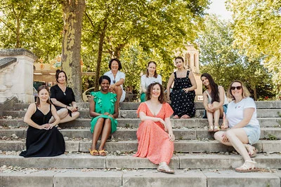 Groupe de femmes assises sur des marches ombragées