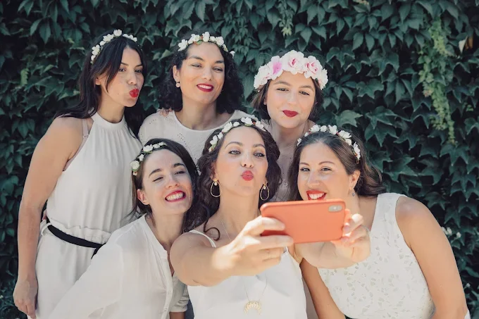 Groupe de femmes en tenue blanche prenant un selfie pendant un EVJF à Dijon, illustrant les 10 meilleurs restaurants pour un EVJF à Dijon.