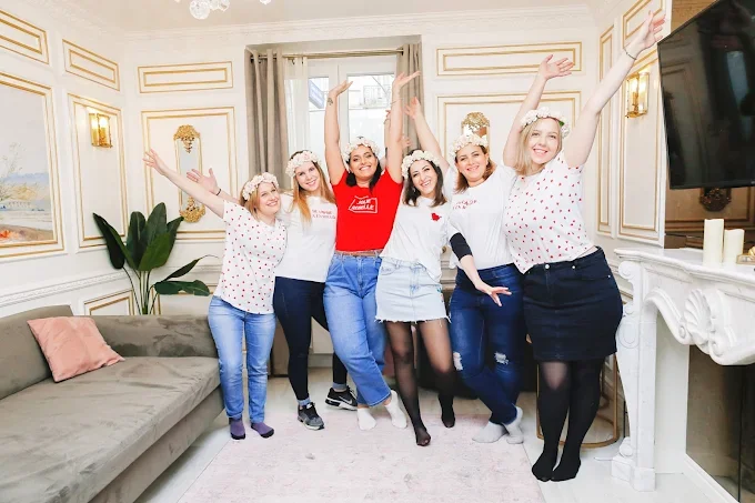 Groupe de femmes  dans un intérieur élégant, 