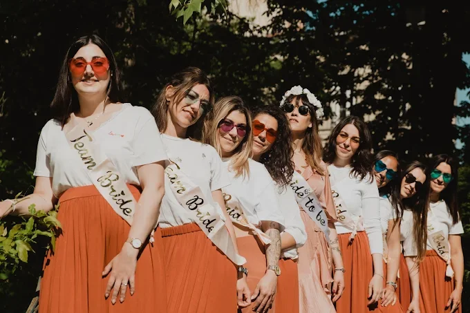 Team Bride lors d’un EVJF à Dijon, photo festive illustrant les 10 meilleurs restaurants pour un EVJF à Dijon.