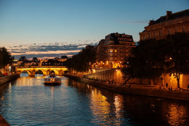 bateau de diner croisiere naviguant sur la seine a paris au coucher du soleil